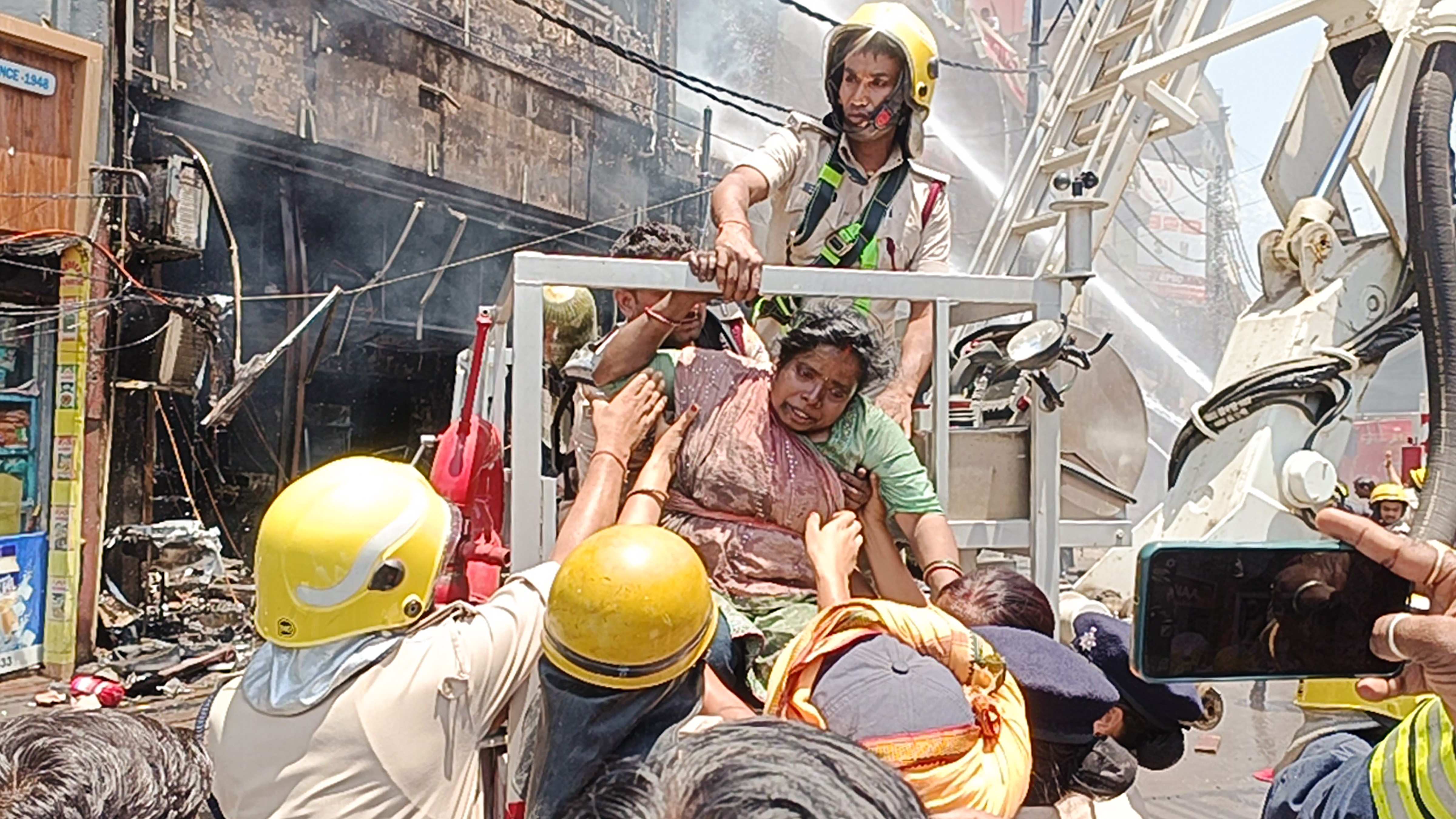 https://salarnews.in/public/uploads/images/newsimages/maannewsimage25042024_155758_patna fire.jpg